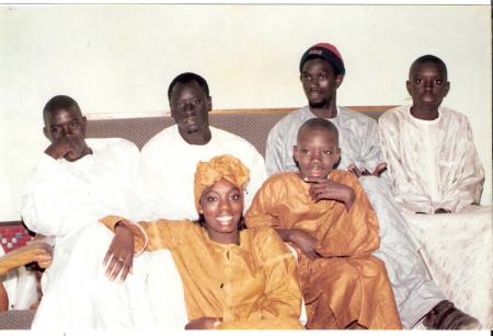 moi tout � gauche avec moi fr�re ain� et accroupie ma soeur penda et khalifa mon neuveu et les autres des amis de celui au bonnet rouge et noir